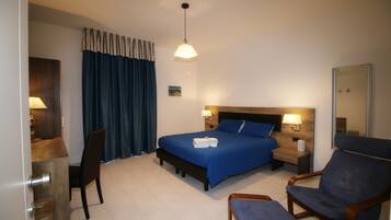 Minibar, una scrivania, tende oscuranti, Wi-Fi gratuito