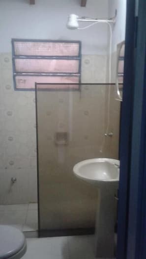 Shower, pancuran hujan, handuk, dan sabun