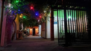 Bagian depan properti - sore/malam