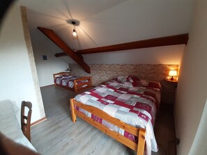 3 habitaciones, tabla de planchar con plancha y cuna de viaje 