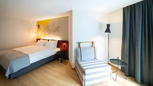 A hotel room with a large bed, a smaller bed, a desk, and a lamp. - Hotel Stockalperhof (Brig)