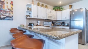 Kjøleskap, mikrobølgeovn, ovn og kokeplater