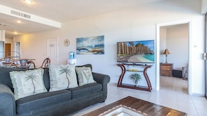 TV, DVD-spiller, bøker og stereoanlegg