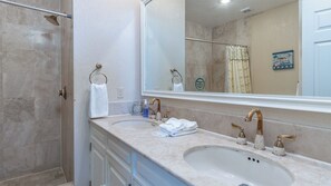 Bathtub, hair dryer, towels - Sonoran Sea East 405 Classic Haven Ocean View Condo (Puerto Peñasco Sandy Beach)