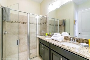 Design-Stadtwohnung, 5 Schlafzimmer, Poolzugang | Badezimmer | Kostenlose Toilettenartikel, Haartrockner, Handtücher, Seife