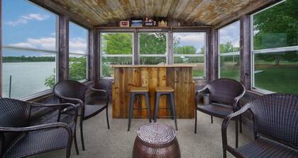WATERFRONT Home-Amazing sunsets, extra amenities, kayaks, canoe, paddle board~
