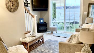 Una Smart TV, una chimenea, libros