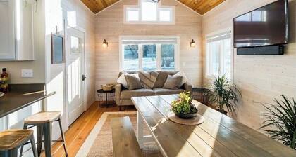 WATERFRONT Home-Amazing sunsets, extra amenities, kayaks, canoe, paddle board~