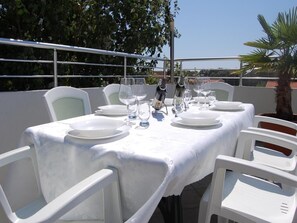 Outdoor dining - Apartment 5, green,500 Meter from the "Grate Beach" for 3 PeopleBreakfast incl. (Ulcinj)