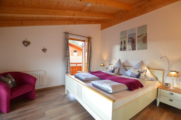 4 slaapkamers, een strijkplank/strijkijzer, reisbedje, gratis wifi