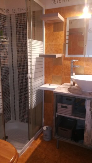 Douche, séchoir à cheveux, serviettes fournies