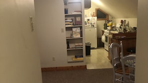 Eine Küche mit Kühlschrank, Herd und Essbereich.