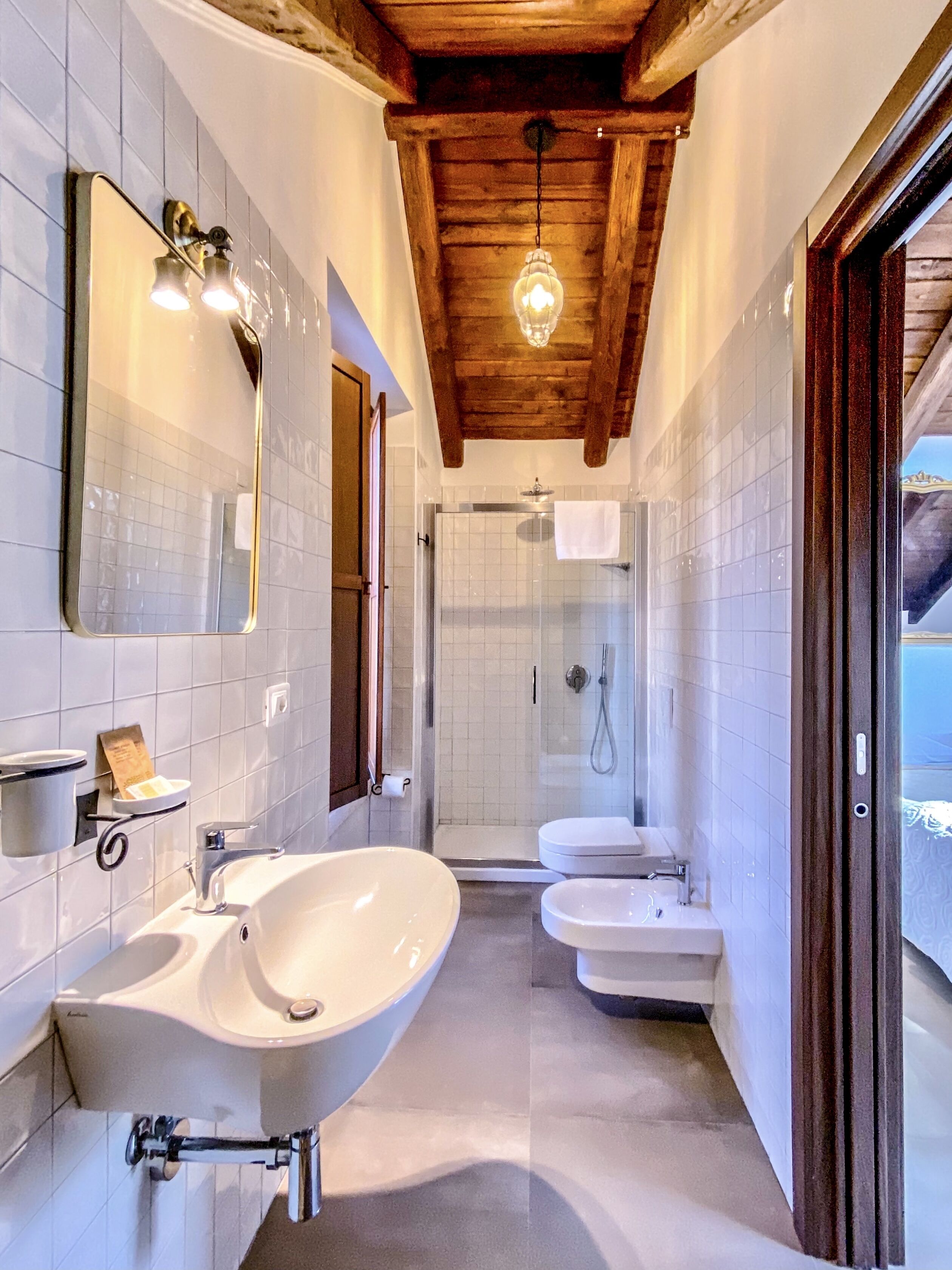 Un baño moderno con un lavamanos grande, ducha e inodoro.