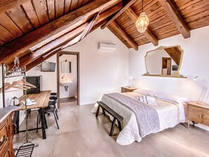 Design Double or Twin Room | Frette Italian sheets, premium bedding, pillowtop beds, desk - Tenuta Novecento Bio Agriturismo (Agerola)