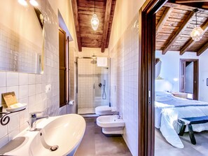 Design kamer, 1 twee- of 2 eenpersoonsbedden | Badkamer | Een douche, een regendouche, gratis toiletartikelen, een haardroger