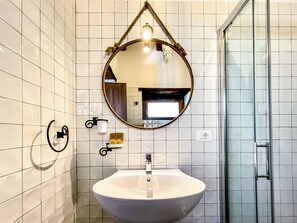 Habitación de diseñador-1 cama matrimonial o 2 individuales | Baño | Regadera, regadera tipo lluvia, amenidades de baño gratuitas 