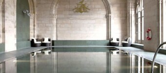 2 bedroom apartment with sofa bed to sleep 6 with original stone pillars