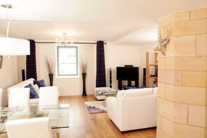 Flat-screen TV, stereo