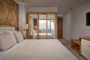 Superior Double Room with Sea View | 迷你吧、客房內  保險箱、書桌、免費無線上網