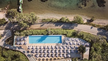 Indoor pool, seasonal outdoor pool, sun loungers