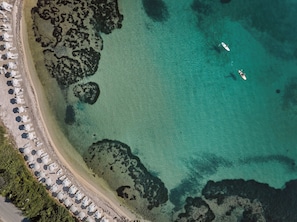 Private beach, white sand, beach towels - Mythos Palace Resort (Corfu)
