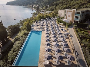 Indoor pool, seasonal outdoor pool, sun loungers - Mythos Palace Resort (Corfu)