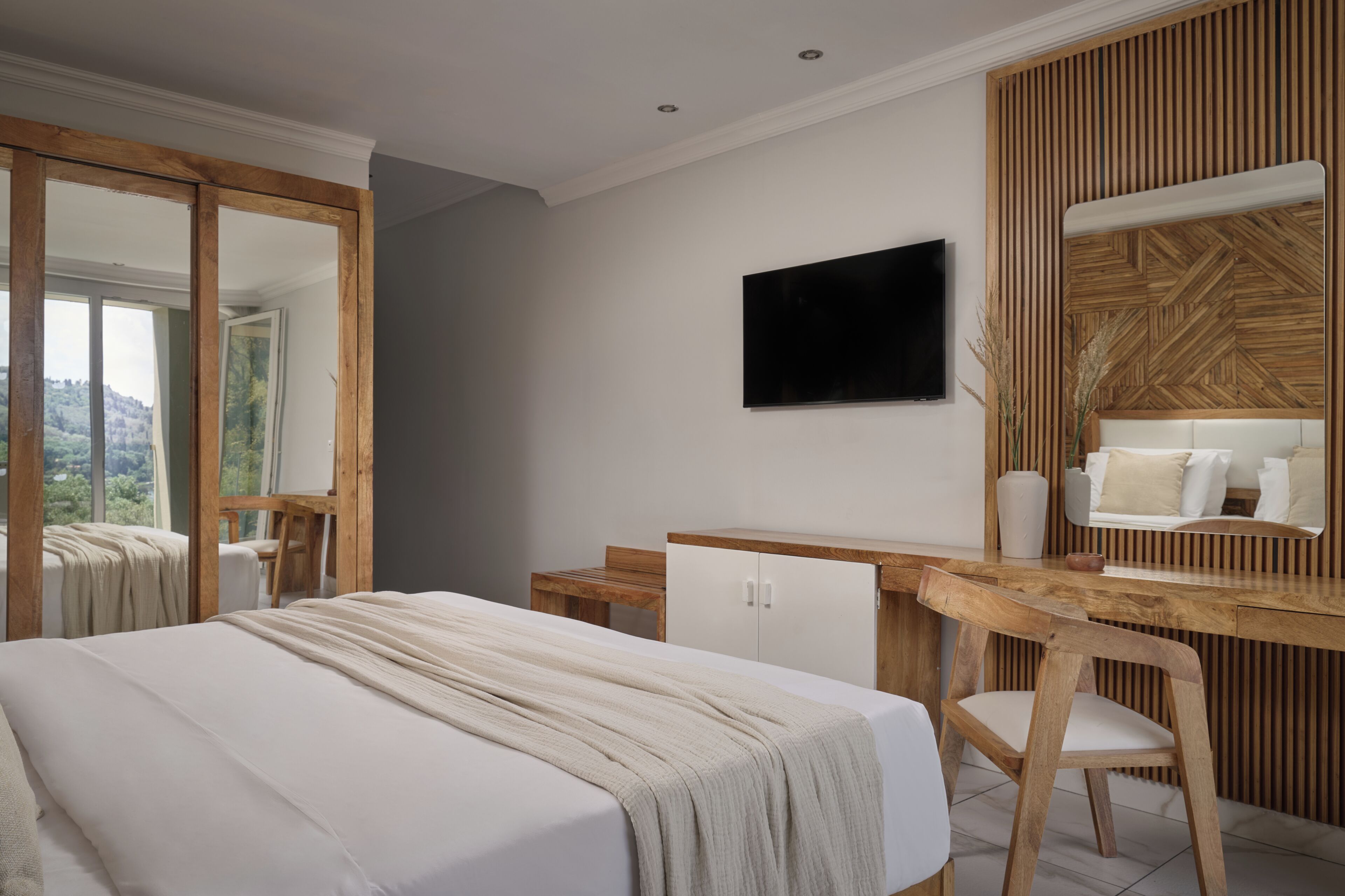 Een minibar, een kluis op de kamer, een bureau, gratis wifi