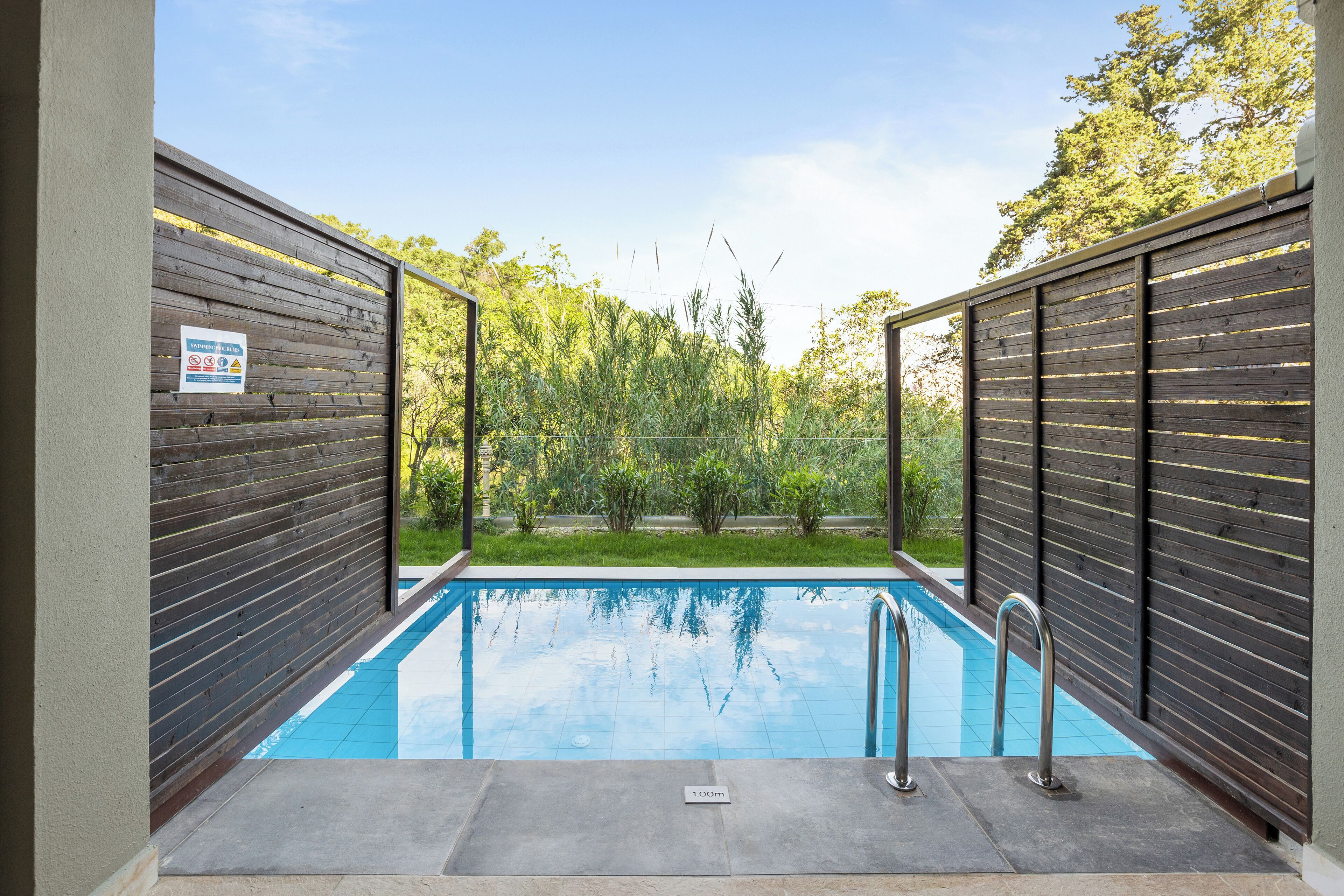 Superior Double with Plunge Pool | Een minibar, een kluis op de kamer, een bureau, gratis wifi