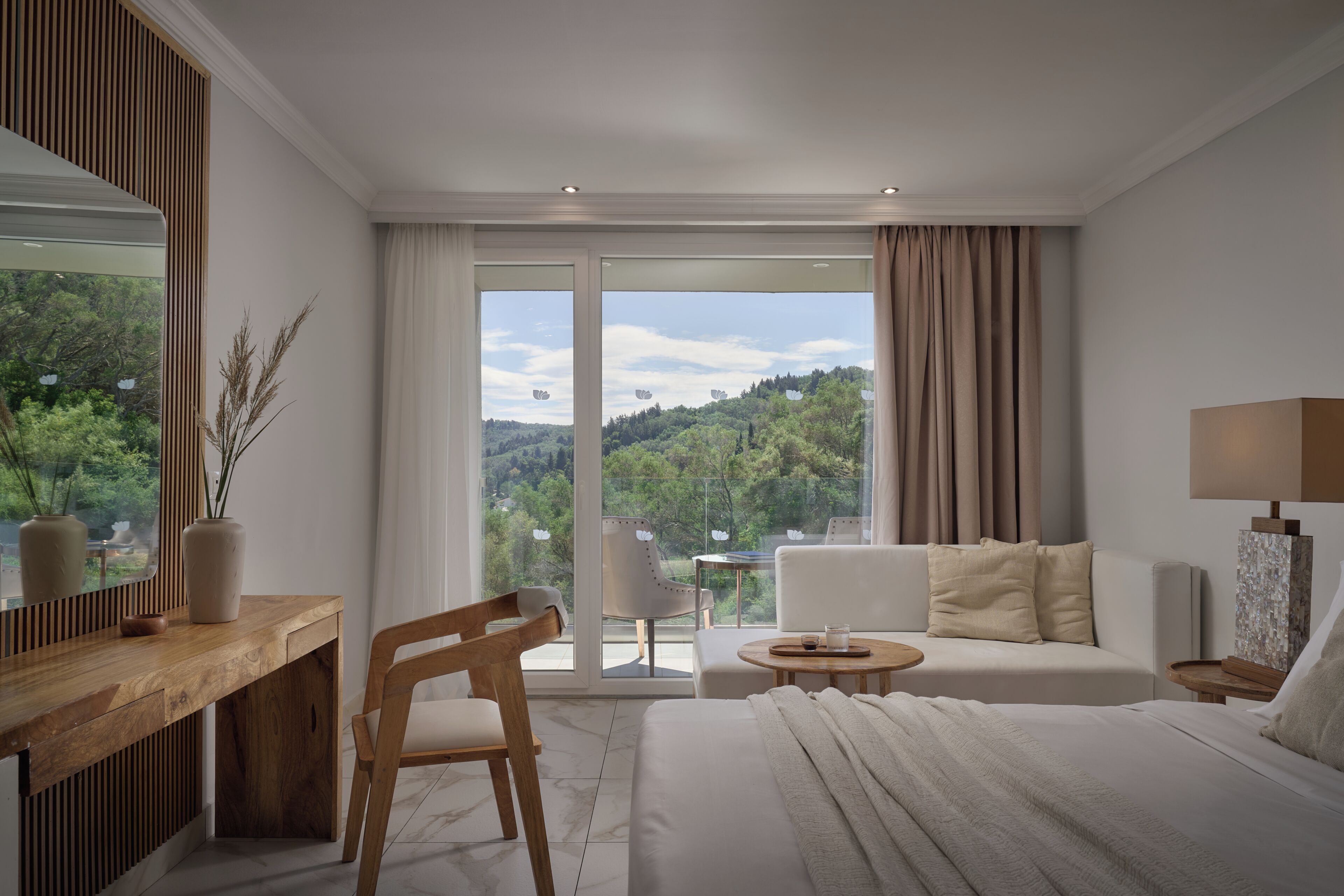 Habitació superior, vistes a la muntanya | Minibar, caixa forta a l'habitació, escriptori i wifi gratuïta 