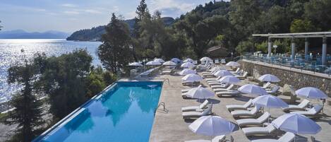 Piscine couverte, piscine extérieure (ouverte en saison)