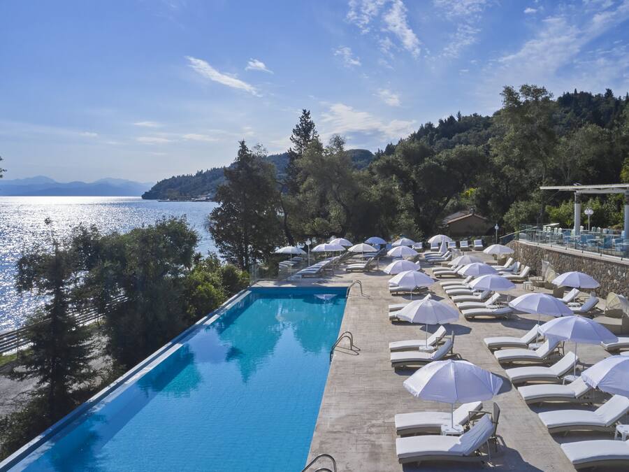 Piscine couverte, piscine extérieure (ouverte en saison)