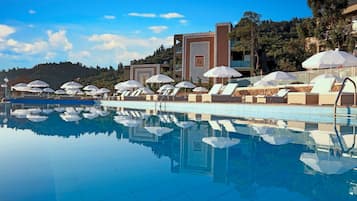 Piscina coperta, piscina stagionale all'aperto, lettini