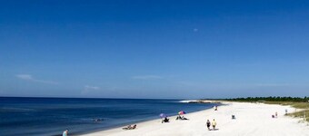 SEAS THE DAY IS A PRIVATE 2BD COTTAGE WITH 2 COMMUNITY POOLS, PET FRIENDLY!