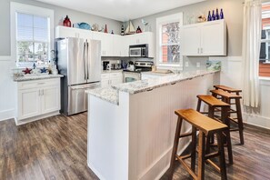 Jääkaappi, mikroaaltouuni, uuni, liesi