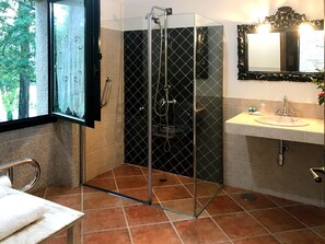 Douche, sèche-cheveux, serviettes fournies, savon