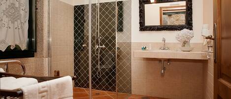 シャワー、ヘアドライヤー、タオル、石鹸