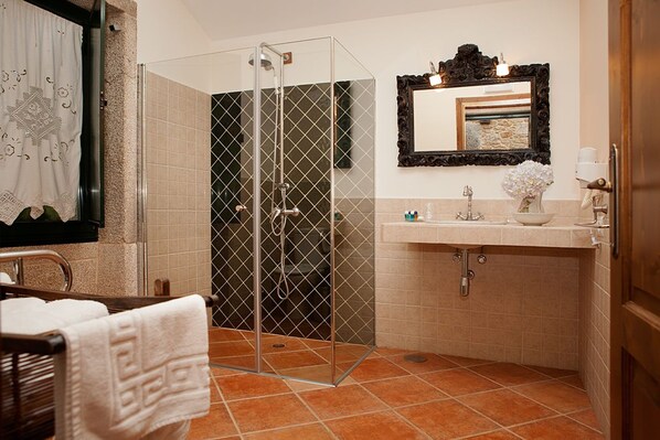 Douche, sèche-cheveux, serviettes fournies, savon