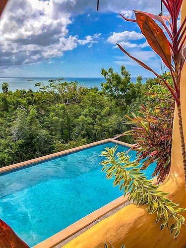 Beautiful villa with a large, well maintained Private Pool 