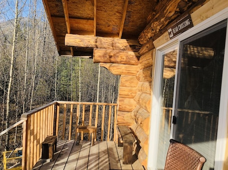 Bear Cabin, Mountain view | Premium bedding, individually decorated, individually furnished