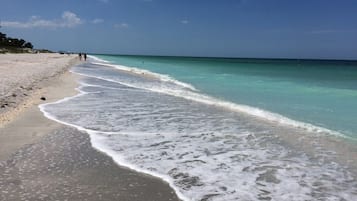 Beach nearby, sun loungers, beach towels