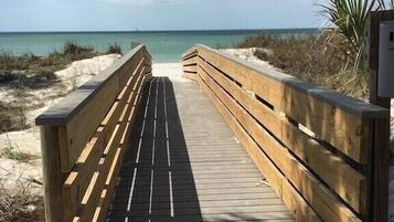 Una spiaggia nelle vicinanze, lettini da mare, teli da spiaggia