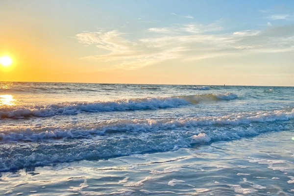 Vlak bij het strand, ligstoelen, strandlakens