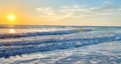 Live like a local, Heated Pool, steps from the beach. BTR# 1644