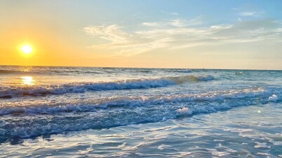 Live like a local, Heated Pool, steps from the beach. BTR# 1644