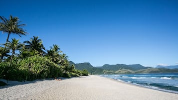 Nära stranden och vit sandstrand