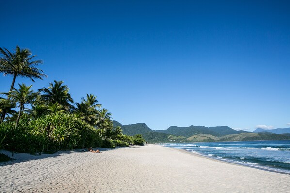 Beach nearby, white sand - Chales Maritacas (São Sebastião)