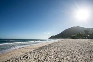 Beach nearby, white sand - Chales Maritacas (São Sebastião)