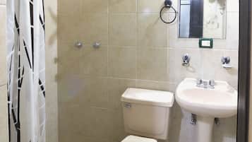 Habitación estándar | Baño | Regadera, toallas, jabón