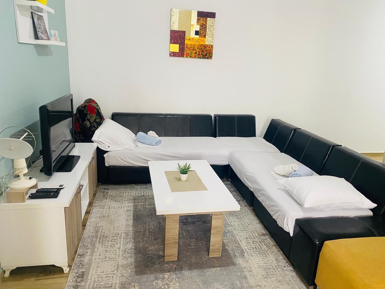 شقة مريحة - غرفتا نوم - بشرفة - منظر للمدينة | ملاءات للفراش لا تسبب الحساسية ومكتب وستائر تعتيم وواي فاي مجانًا