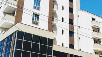 Departamento estándar, 2 habitaciones, 2 baños, vista a la ciudad | Ropa de cama hipoalergénica, escritorio y cortinas blackout